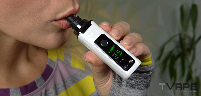 Yocan Nestor Stylo Dab en bouche sur le point d'être utilisé