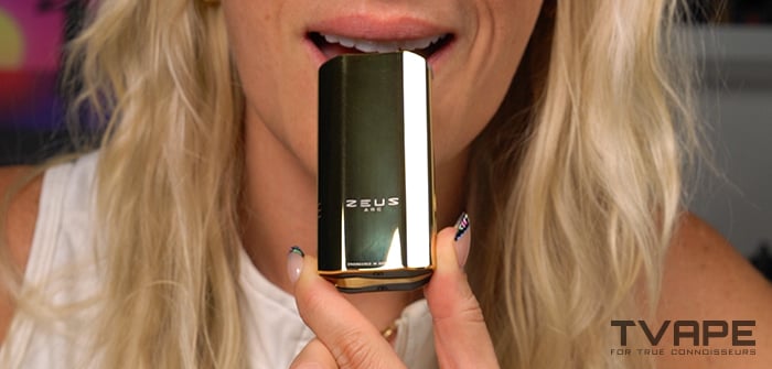 Une femme utilise le Zeus Arc GT4 Gold Edition
