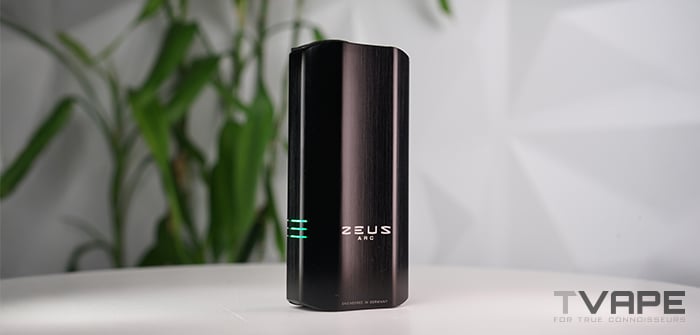Vaporisateur Zeus Arc S2 posé sur un bureau - vue de face