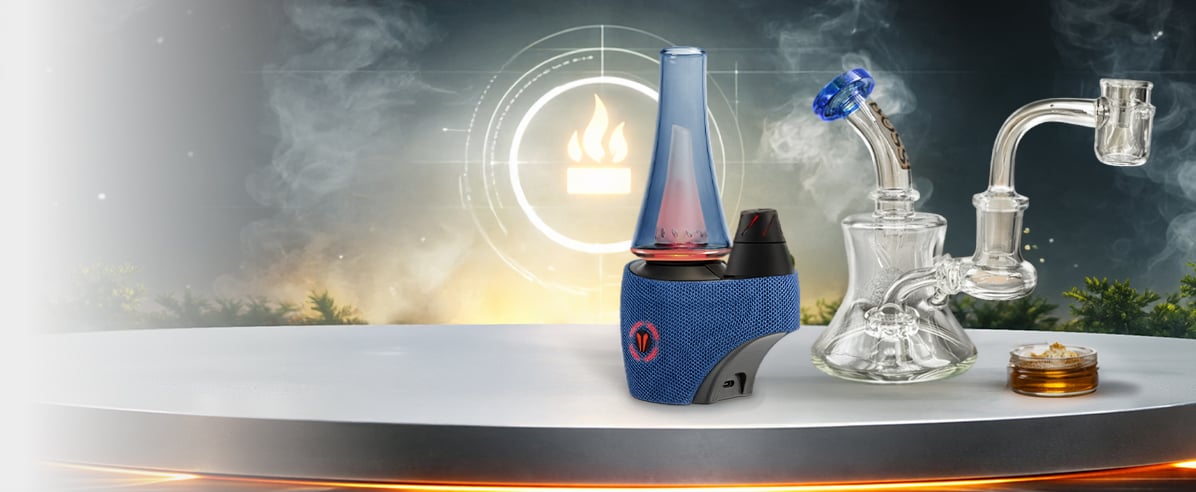 Un e-rig moderne et intelligent (Utillian 8 Turbo) présenté juste à côté d'un dab rig en verre traditionnel et de son pot de concentré.