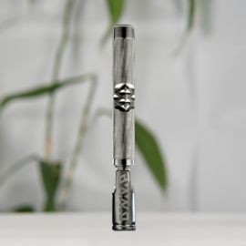 Vaporisateur portable haut de gamme DynaVap M7 XL pour herbes sèches, avec finition en titane, chauffage de précision et matériaux de qualité médicale pour des sessions de vaporisation savoureuses - idéal pour vapoter lors de vos déplacements.