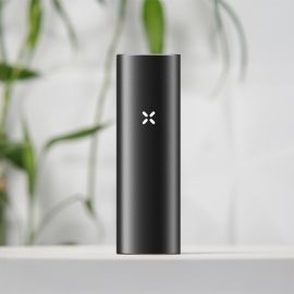 Vaporisateur PAX Flow (noir), vue de face – vaporisateur portable élégant pour herbes sèches par PAX Labs