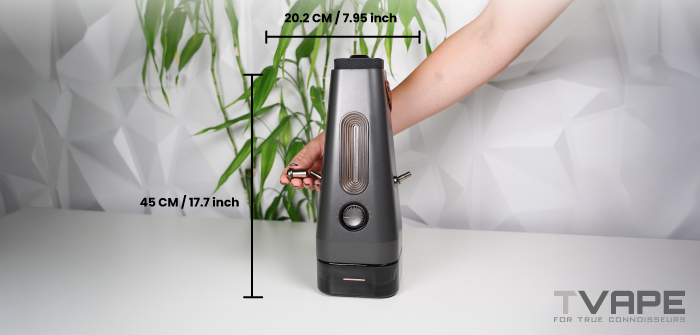 Comparaison de taille de l'AirVape Enso avec des repères de mesure indiquant une hauteur de 45 cm / 17,7 pouces et une largeur de 20,2 cm / 7,95 pouces