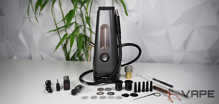 Le kit complet AirVape Enso 2026 posé sur une table blanche : la chicha électrique avec son tuyau à vapeur spiralé, un chargeur USB-C, des coupelles en céramique de rechange, des coupelles jetables en aluminium, des filtres en maille, des soupapes de décompression, un embout buccal en bois, des brosses de nettoyage et un outil multifonctions