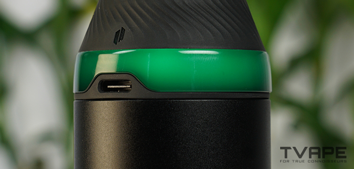 Stylo à wax Puffco Proxy Core - gros plan sur le port de recharge USB-C du stylo à wax Puffco Core
