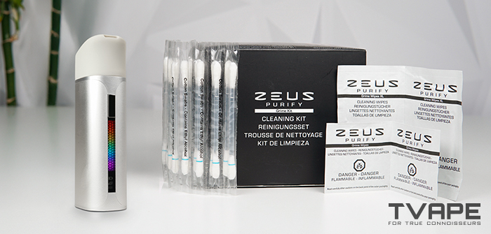 Le stylo à cire Yocan Black Pocket est présenté avec ses accessoires de nettoyage.