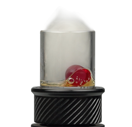 Chambre en verre avec bille rouge et concentré dans l’atomiseur du vaporisateur